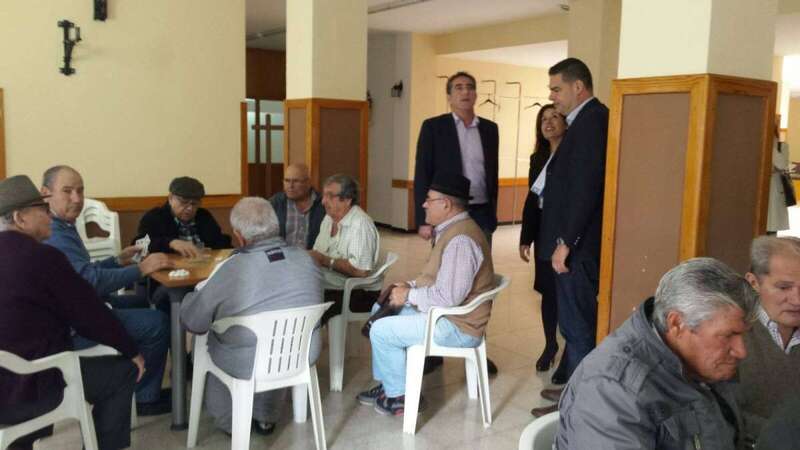 El viceconsejero Francis Candil (i), la alcaldesa Carmen Hernández y el concejal Diego Ojeda durante una visita reciente al centro (Foto TA)