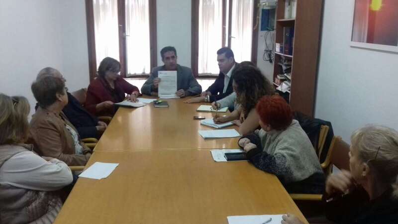 Candil, esta mañana en el Centro de Mayores reunido con la junta directiva y el concejal Diego Ojeda (Foto TA)