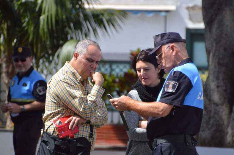 El jefe de la Policía Local muestra los turnos de trabajo a periodistas de Telde, hoy en la plaza de San Juan (Foto TA)