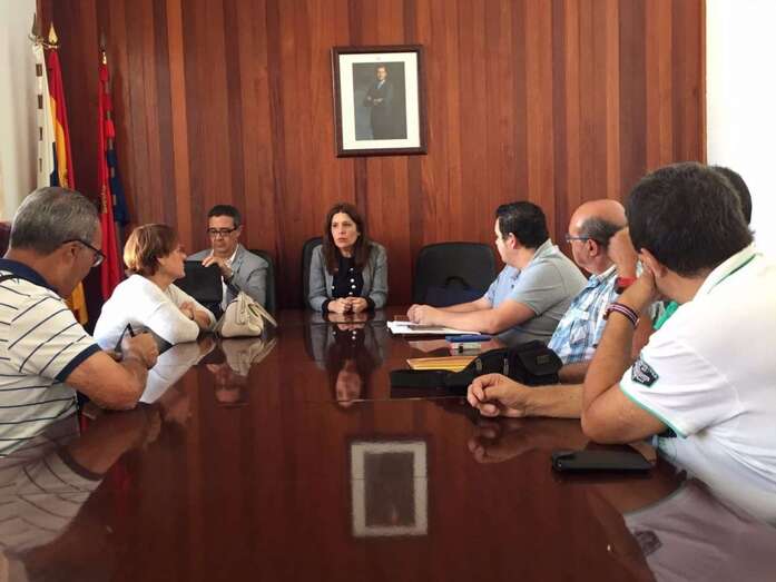 Imagen del encuentro que este jueves mantuvo la mandataria local con los representantes de los vecinos (Foto TA)