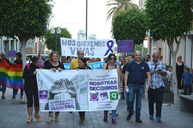 Unas treinta personas se sumaron a la manifestación que esta tarde recorrió el casco comercial de Los Llanos (Foto TA)