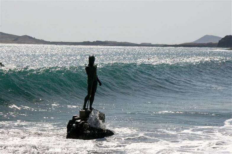 Escultura del Neptuno sobre el Puntón de Melenara (Foto Jesús Ruiz Mesa)