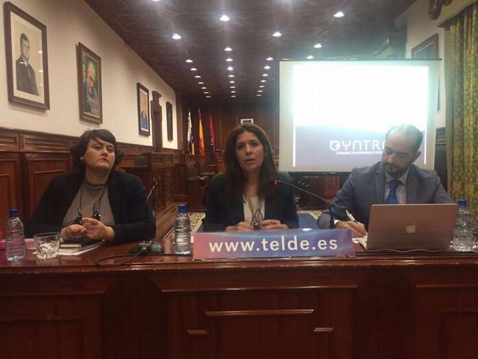 Celeste López (i), Carmen Hernández (c) y Juan Manuel Roa (d), este martes durante la presentación del proyecto (Foto TA)