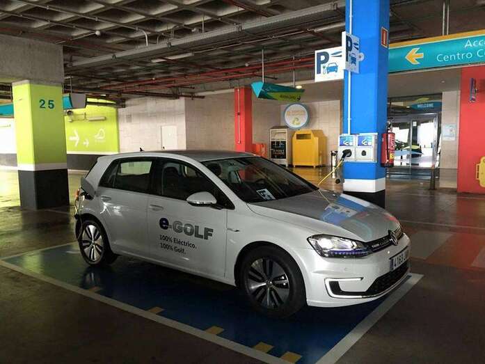 Imagen de archivo de un punto de recarga de coches eléctricos en el CC El Mirador de Jinámar (Foto TA)
