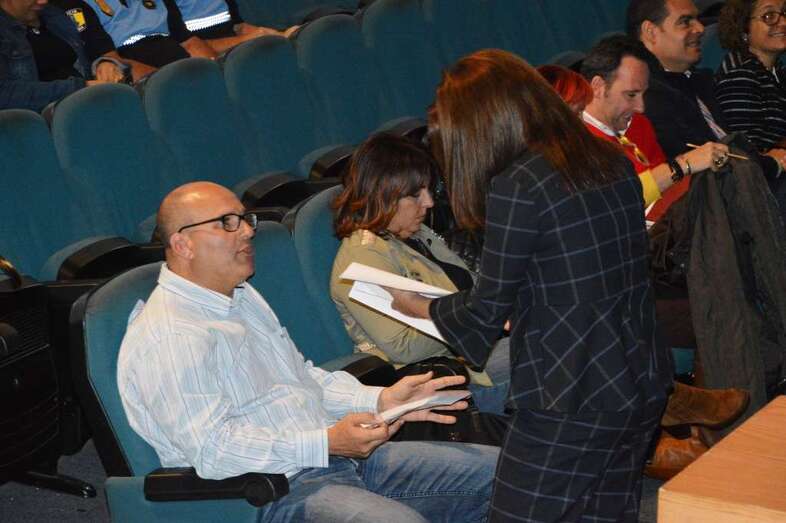 Agustín Arencibia, concejal de Recursos Humanos, charla con la alcaldesa, ayer en el Teatro Municipal  (Foto TA)