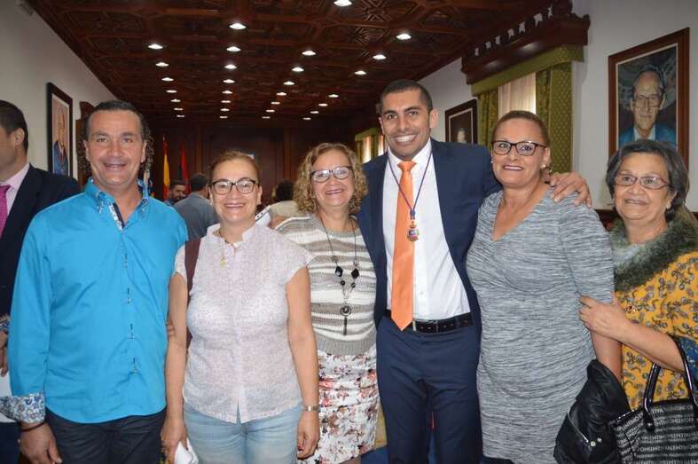 El joven Abraham Santana, este viernes tras tomar posesión de su acta de concejal, con familiares (Foto TA)