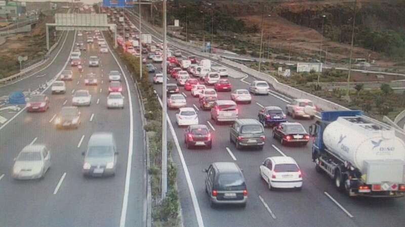 Imagen de uno de los constantes atascos que se registran en hora punta en la GC-1 a su paso por Telde