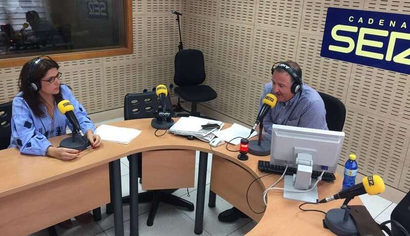 La alcaldesa Carmen Hernández en los estudios de Ser Las Palmas con el periodista Evaristo Quintana (Foto TA)
