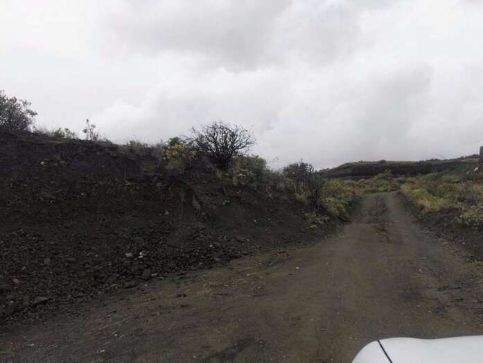 Camino de picón que ha sido acondicionado por Vías y Obras (Foto TA)