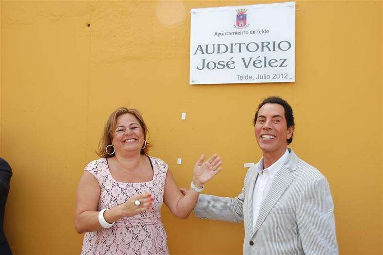 Imagen de la inauguración, en 2012, de la placa dedicada a José Vélez en el auditorio de San Juan (Foto TA)