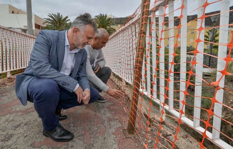 El consejero de Obras Públicas, Ángel Víctor, en una de las seis pasarelas de la Isla que serán reparadas (Foto TA)