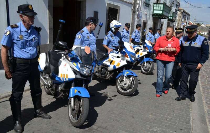 La exalcaldesa Mari Carmen Castellano, pasando revista a una de las unidades de la Policía Local durante la anterior etapa (Foto TA)