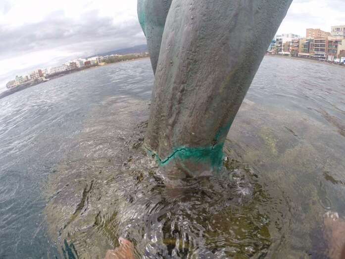 Fisura de la escultura en su base (Foto TA)