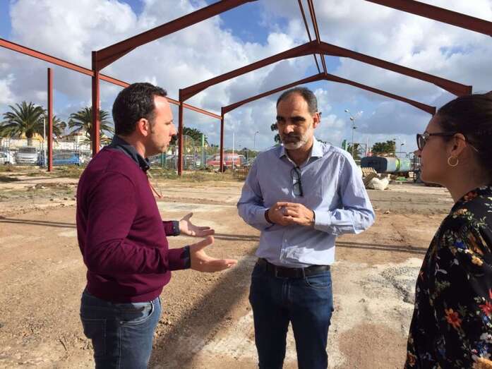 Eloy Santana (i) supervisando las obras junto a los técnicos (Foto TA)