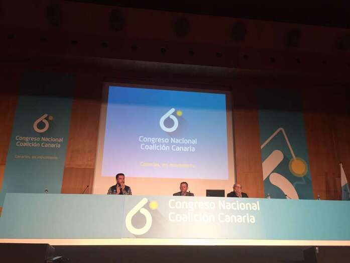 Marcelino Galindo, primero por la derecha, en la mesa de edad del Congreso de CC (Foto TA)