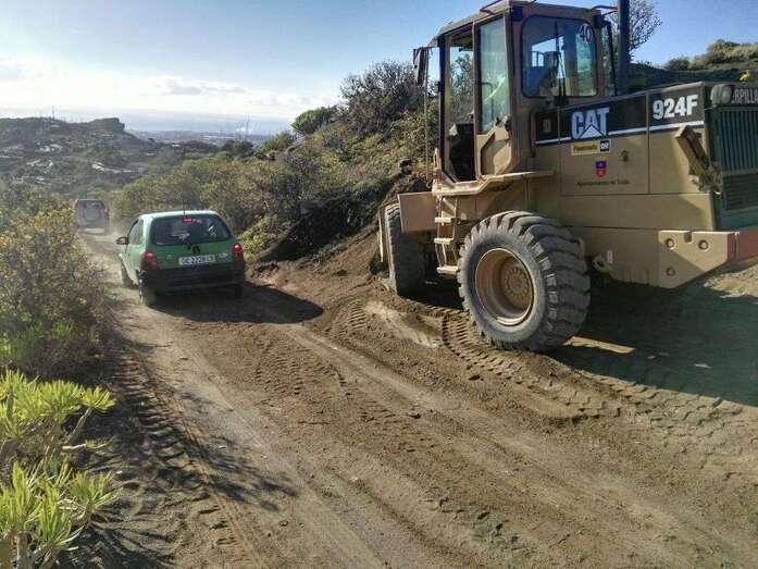 El tractor volvió este lunes a reparar el camino (Foto TA)