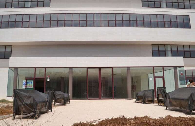 Todavía faltaría amueblar el interior y construir los accesos peatonales (Foto TA)