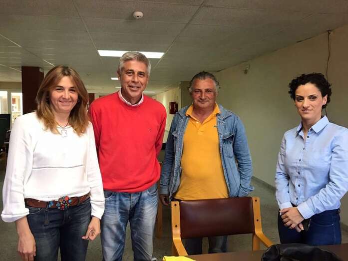 La concejala del PSOE, Soledad Hernández, con familiares de usuarios del Centro de Día (Foto TA)