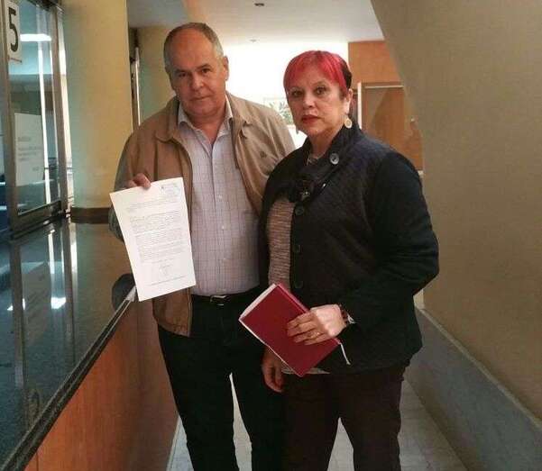 Juan Monzón y la concejala Saro Sosa, en el momento de registrar el escrito (Foto TA)