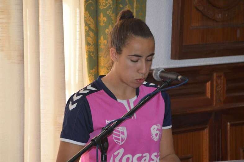 Dara Hernández, este viernes dirigiéndose al Pleno municipal (Foto TA)