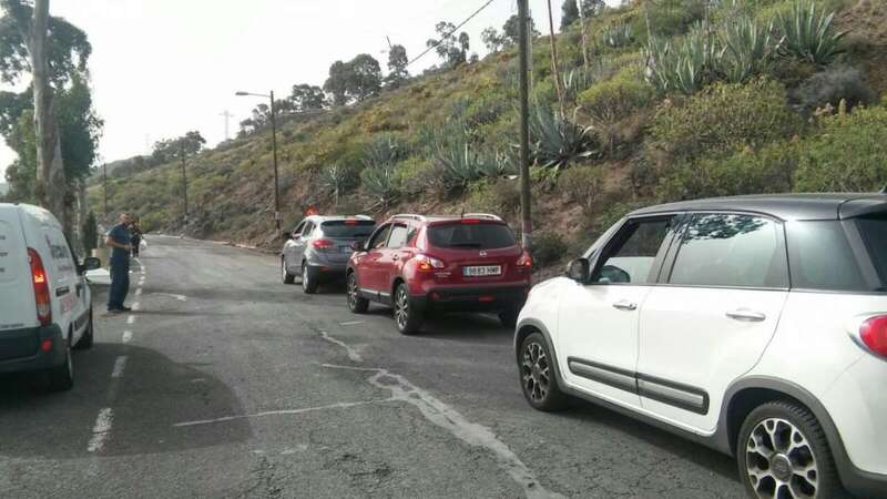 Dos semáforos regulan el paso alterno de vehículos desde los dos sentidos (Foto TA)