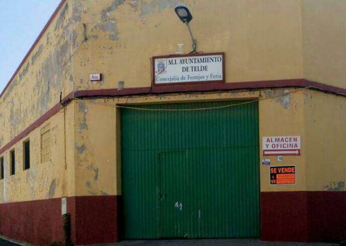 El edificio de El Caracol, propiedad de un tercero, ya luce un cartel de se vende (Foto Telde-Ojeando).