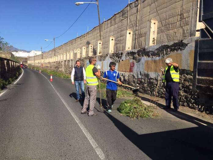 Trabajos de limpieza de los márgenes de la estrecha carretera de Melenara (Foto TA)
