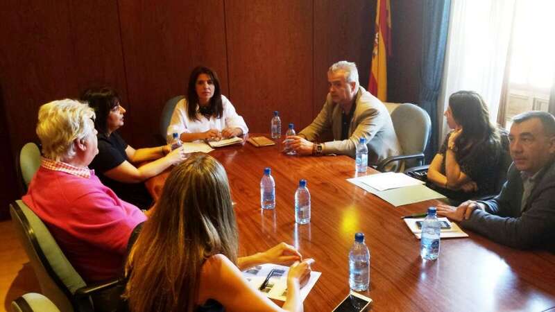 Al encuentro con la alcaldesa y la concejala de Urbanismo acudieron representantes de 12 de las 18 empresas implicadas (Foto TA)