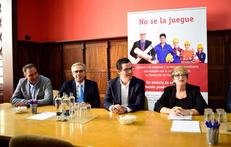 Momento de la reunión de Rodríguez con la Asociación de Empresarios Constructores y Promotores de la provincia de Las Palmas  (Foto TA)