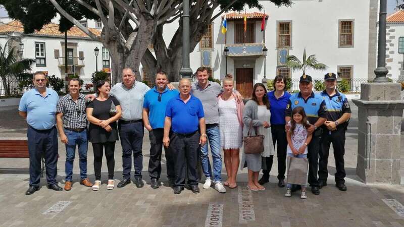 La familia serbia visitó este sábado el casco del municipio (Foto TA)