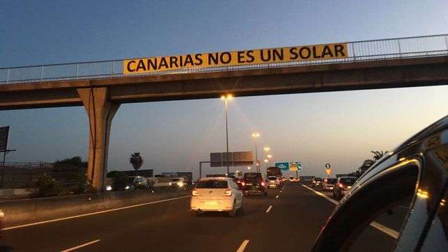 Pancarta desplegada en el paso de  peatones de Las Remudas contra la Ley del Suelo (Foto CAhora)