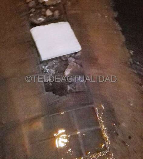 El agua salía a borbotones en una de las dos averías, anoche en la calle de Profesora María Morales (Foto TA)