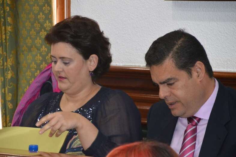 Los ediles Diego Ojeda y Celeste López, en el Pleno del pasado 31 de marzo (Foto TA)