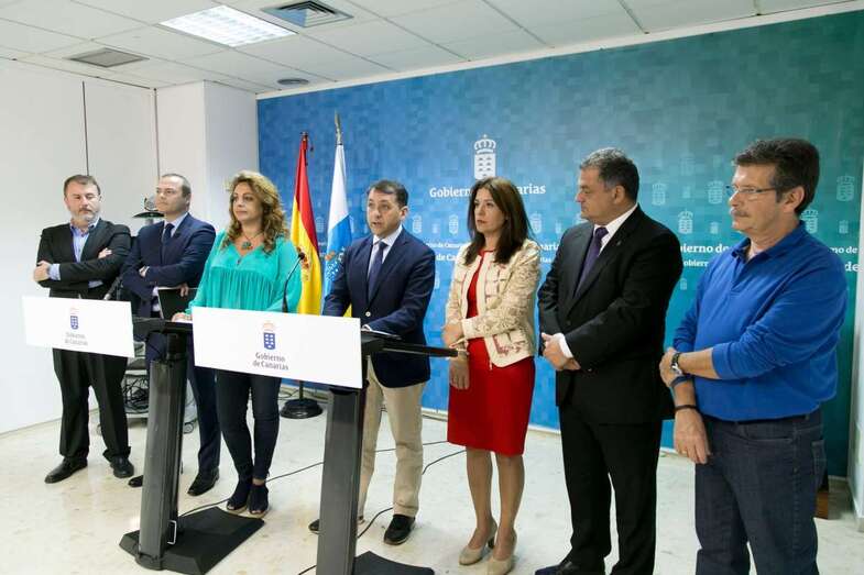 Los máximos responsables de las cuatro grandes ciudades de Canarias con la consejera de Empleo (Foto TA)
