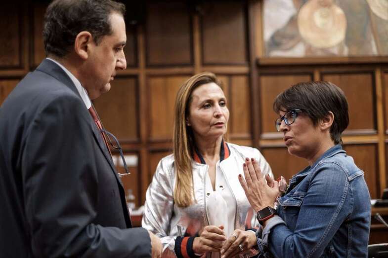 La consejera socialista Elena Mánez (con gafas) con dos miembros del PP (Foto TA)