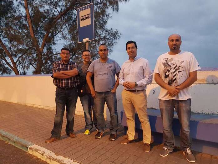 El portavoz del PSOE, Alejandro Ramos, con vecinos de la zona (Foto TA)