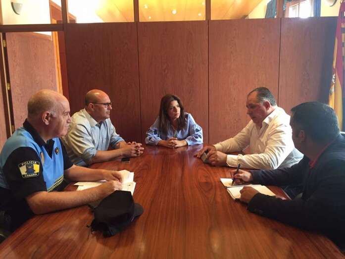 Imagen de la reunión de este jueves con la alcaldesa Carmen Hernández (Foto TA)