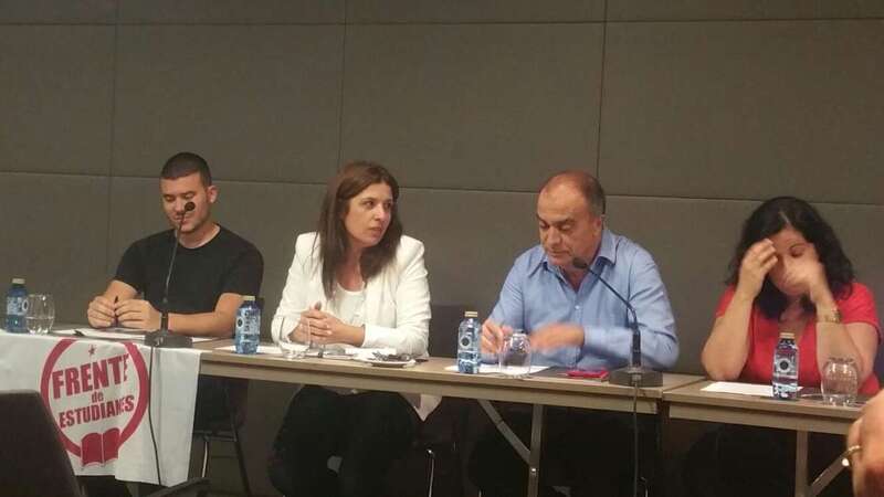 Carmen Hernández junto a otros ponentes de la mesa-redonda de esta tarde (Foto TA)