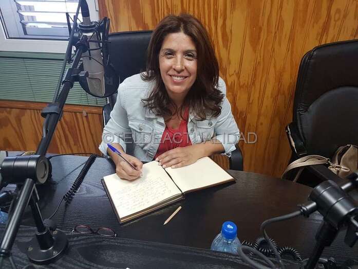 La alcaldesa Carmen Hernández, ayer en los estudios de Radio Faycán, firmó en el libro de honor de la emisora (Foto TA)