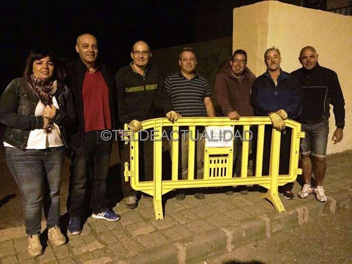 La concejala y el personal de Playas, el sábado por la noche (Foto TA)