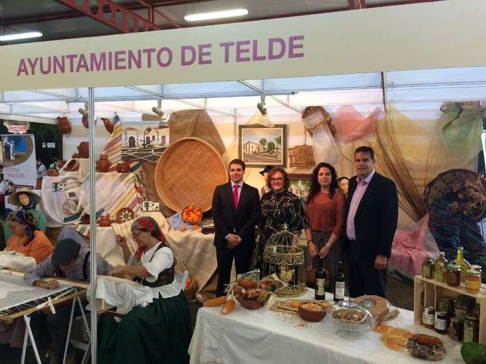 Los consejeros Daniel Reyes y Ruth León con el concejal de Deportes, Diego Ojeda, durante la visita a los puestos de Telde (Foto TA)