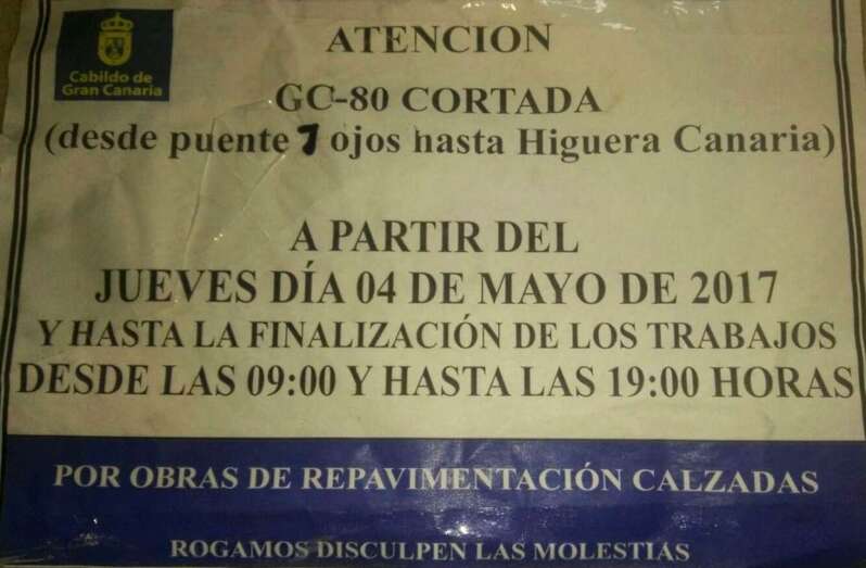 Cartel del Cabildo sobre el cierre de la carretera (Foto TA)