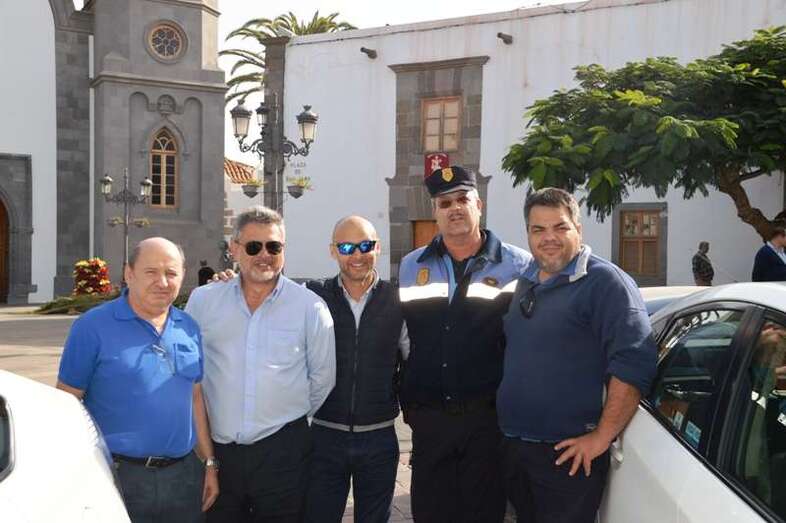 El subinspector Batista con un grupo de taxistas de Telde (Foto TA)