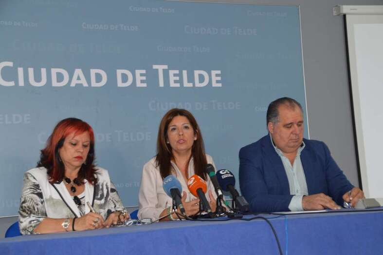 La alcaldesa Carmen Hernández (c) explicó este martes los detalles del plan integral para Jinámar en compañía de los concejales Saro Sosa (i) y Juan Martel (d) (Foto TA)