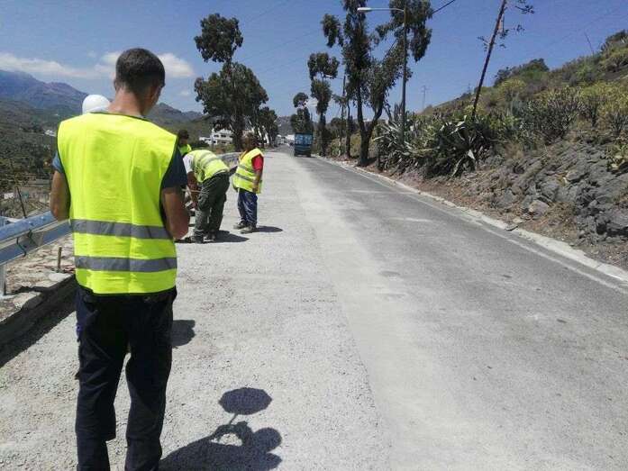 Operarios en la carretera de La Higuera Canaria (Foto TA)