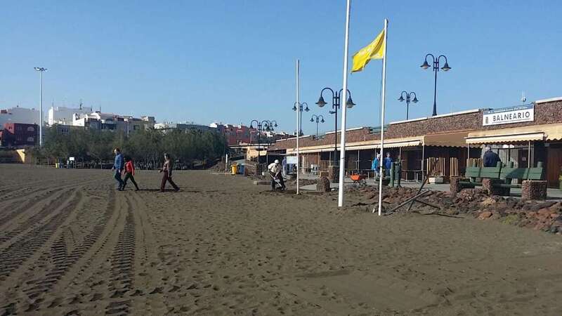 Imagen de archivo de la playa de Melenara con los locales municipales al fondo (Foto TA)