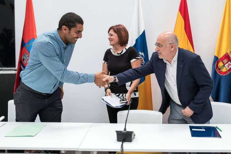 Antonio Morales (d) saluda y el concejal teldense Abraham Santana (i) estrechan sus manos (Foto TA)