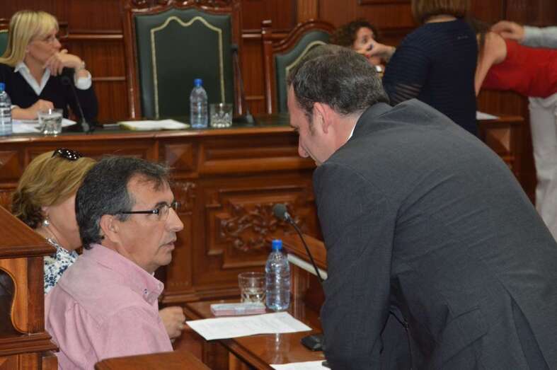 Los concejales Artiles (sentado) y Eloy Santana charlan antes del Pleno del pasado viernes (Foto TA)