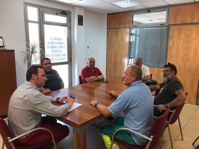 El concejal Eloy Santana y los representantes de los trabajadores se reunieron este jueves (Foto TA)
