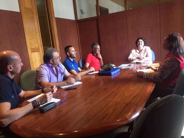 Imagen del encuentro entre la concejala, los responsables de los PFAEs y los ADLs de Telde (Foto TA)